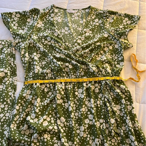 Like New LC Lauren Conrad Colie Wrap Short Sleeve Dress in Green Floral Print - Picture 5 of 9